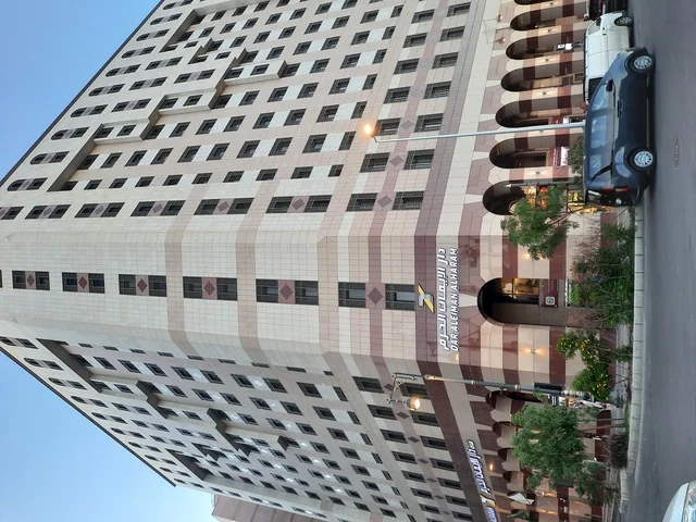 الفن الهندسي للمباني والابراج والفنادق المحيطة بالحرم النبوي الشريف، حركة مرور السيارات في المدينة المنورة، وجهة المسلمين من انحاء العالم، منظر الطرق والشوارع في النهار، معالم وأماكن سياحية مشهورة