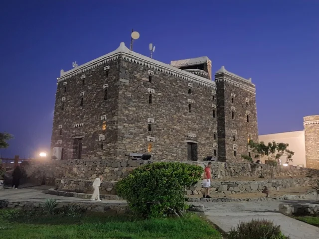 المباني المبنية على التراث القديم في محافظة جازان في المملكة العربية السعودية، معلم ومكان سياحي مشهور، استقطاب وجذب السياح من أنحاء العالم، حصن وقلعة حجرية في قرية جازان
