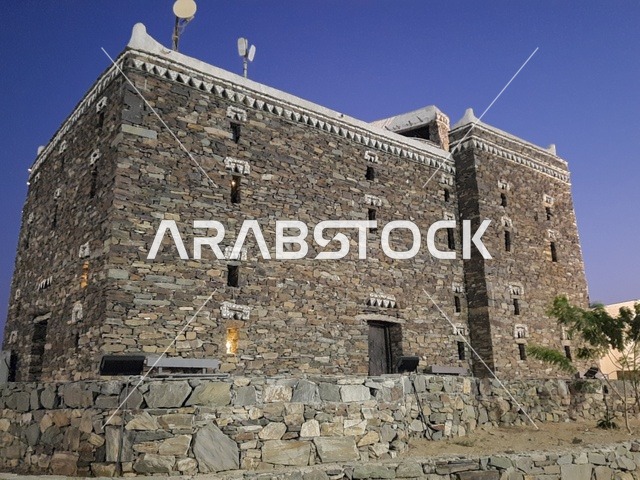 المباني المبنية على التراث القديم في محافظة جازان في المملكة العربية السعودية، معلم ومكان سياحي مشهور، استقطاب وجذب السياح من أنحاء العالم، حصن وقلعة حجرية في قرية جازان