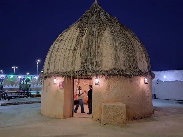 العشة المبنية على التراث القديم في محافظة جازان في المملكة العربية السعودية، معلم ومكان سياحي مشهور، استقطاب وجذب السياح من أنحاء العالم، الطبيعة في وقت الليل في قرية جازان