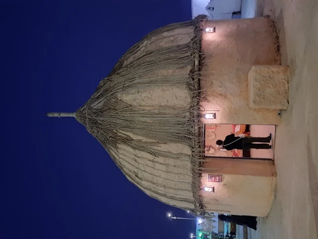 العشة المبنية على التراث القديم في محافظة جازان في المملكة العربية السعودية، معلم ومكان سياحي مشهور، استقطاب وجذب السياح من أنحاء العالم، الطبيعة في وقت الليل في قرية جازان