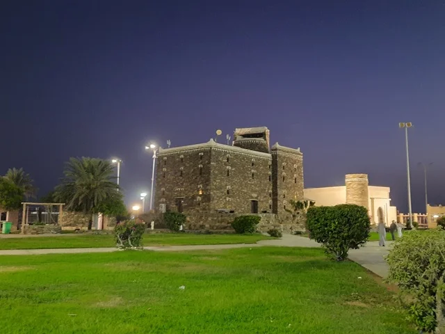 نماذج من البيوت الأثرية تحاكي القرى القديمة، بيت تهامي بشكل مخروطي قديم، وجهة سياحية وثقافية في الكورنيش الجنوبي لمدينة جيزان بالمملكة العربية السعودية، معرضا للتراث الثقافي والتاريخ العريق لمنطقة جازان