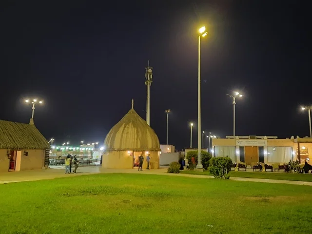 نماذج من البيوت الأثرية تحاكي القرى القديمة، بيت تهامي بشكل مخروطي قديم، وجهة سياحية وثقافية في الكورنيش الجنوبي لمدينة جيزان بالمملكة العربية السعودية، معرضا للتراث الثقافي والتاريخ العريق لمنطقة جازان