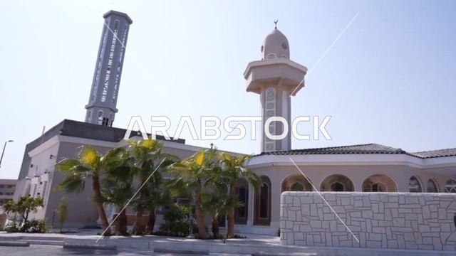 مسجد ديني اسلامي في المملكة العربية السعودية، مكان لاداء العبادة والتقرب لله تعالى، جامع عمرو بن الجموح في حي ابن خلدون (المريكبات) بمدينة الدمام، حديقة طيور داخلية صغيرة، الاهتمام بزراعة النباتات الخضراء في المسجد، الديكور الداخلي على الطراز الاسلامي