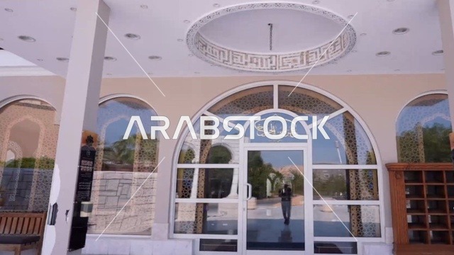 مسجد ديني اسلامي في المملكة العربية السعودية، مكان لاداء العبادة والتقرب لله تعالى، جامع عمرو بن الجموح في حي ابن خلدون (المريكبات) بمدينة الدمام، حديقة طيور داخلية صغيرة، الاهتمام بزراعة النباتات الخضراء في المسجد، الديكور الداخلي على الطراز الاسلامي