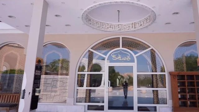 مسجد ديني اسلامي في المملكة العربية السعودية، مكان لاداء العبادة والتقرب لله تعالى، جامع عمرو بن الجموح في حي ابن خلدون (المريكبات) بمدينة الدمام، حديقة طيور داخلية صغيرة، الاهتمام بزراعة النباتات الخضراء في المسجد، الديكور الداخلي على الطراز الاسلامي