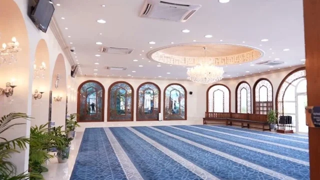 مسجد ديني اسلامي في المملكة العربية السعودية، مكان لاداء العبادة والتقرب لله تعالى، جامع عمرو بن الجموح في حي ابن خلدون (المريكبات) بمدينة الدمام، حديقة طيور داخلية صغيرة، الاهتمام بزراعة النباتات الخضراء في المسجد، الديكور الداخلي على الطراز الاسلامي