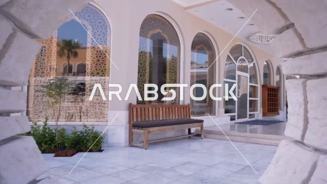 مسجد ديني اسلامي في المملكة العربية السعودية، مكان لاداء العبادة والتقرب لله تعالى، جامع عمرو بن الجموح في حي ابن خلدون (المريكبات) بمدينة الدمام، حديقة طيور داخلية صغيرة، الاهتمام بزراعة النباتات الخضراء في المسجد، الديكور الداخلي على الطراز الاسلامي