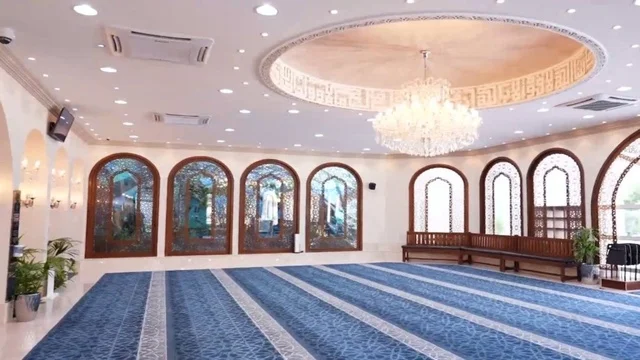 جامع عمرو بن الجموح في حي ابن خلدون (المريكبات) بمدينة الدمام، مسجد ديني اسلامي في المملكة العربية السعودية، حديقة طيور داخلية صغيرة، النجف والثريا المعلقة في السقف، النباتات الخضراء داخل المسجد، الديكور الداخلي على الطراز الاسلامي