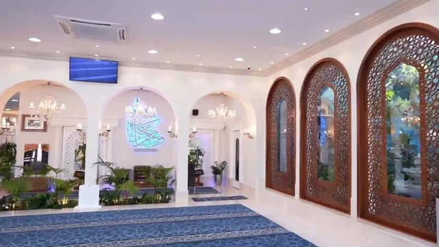 مسجد ديني اسلامي في المملكة العربية السعودية، مكان لاداء العبادة والتقرب لله تعالى، جامع عمرو بن الجموح في حي ابن خلدون (المريكبات) بمدينة الدمام، حديقة طيور داخلية صغيرة، الاهتمام بزراعة النباتات الخضراء في المسجد، الديكور الداخلي على الطراز الاسلامي