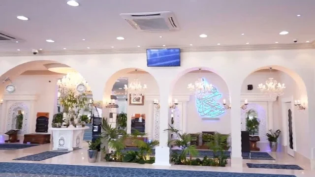 جامع عمرو بن الجموح في حي ابن خلدون (المريكبات) بمدينة الدمام، مسجد ديني اسلامي في المملكة العربية السعودية، حديقة طيور داخلية صغيرة، النجف والثريا المعلقة في السقف، النباتات الخضراء داخل المسجد، الديكور الداخلي على الطراز الاسلامي