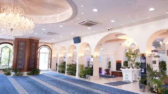 جامع عمرو بن الجموح في حي ابن خلدون (المريكبات) بمدينة الدمام، مسجد ديني اسلامي في المملكة العربية السعودية، حديقة طيور داخلية صغيرة، النجف والثريا المعلقة في السقف، النباتات الخضراء داخل المسجد، الديكور الداخلي على الطراز الاسلامي