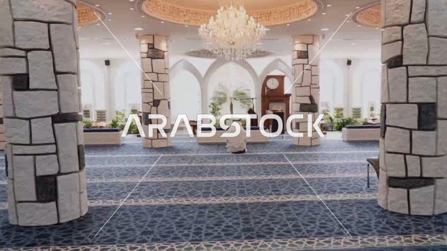 جامع عمرو بن الجموح في حي ابن خلدون (المريكبات) بمدينة الدمام، مسجد ديني اسلامي في المملكة العربية السعودية، حديقة طيور داخلية صغيرة، النجف والثريا المعلقة في السقف، النباتات الخضراء داخل المسجد، الديكور الداخلي على الطراز الاسلامي