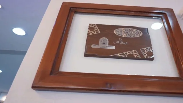 مسجد ديني اسلامي في المملكة العربية السعودية، مكان لاداء العبادة والتقرب لله تعالى، جامع عمرو بن الجموح في حي ابن خلدون (المريكبات) بمدينة الدمام، حديقة طيور داخلية صغيرة، الاهتمام بزراعة النباتات الخضراء في المسجد، الديكور الداخلي على الطراز الاسلامي