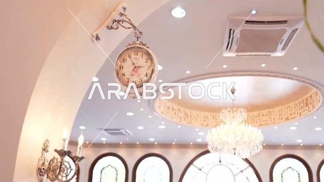 جامع عمرو بن الجموح في حي ابن خلدون (المريكبات) بمدينة الدمام، مسجد ديني اسلامي في المملكة العربية السعودية، حديقة طيور داخلية صغيرة، النجف والثريا المعلقة في السقف، النباتات الخضراء داخل المسجد، الديكور الداخلي على الطراز الاسلامي