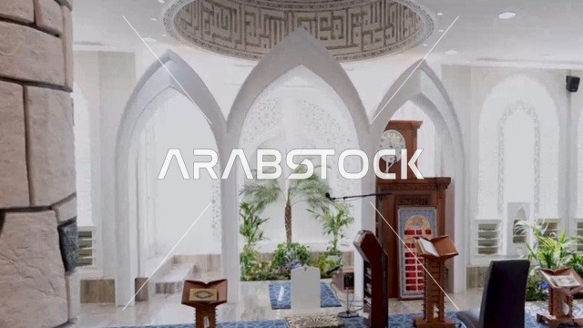 مسجد ديني اسلامي في المملكة العربية السعودية، مكان لاداء العبادة والتقرب لله تعالى، جامع عمرو بن الجموح في حي ابن خلدون (المريكبات) بمدينة الدمام، حديقة طيور داخلية صغيرة، الاهتمام بزراعة النباتات الخضراء في المسجد، الديكور الداخلي على الطراز الاسلامي