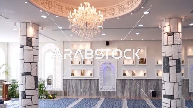 جامع عمرو بن الجموح في حي ابن خلدون (المريكبات) بمدينة الدمام، مسجد ديني اسلامي في المملكة العربية السعودية، حديقة طيور داخلية صغيرة، النجف والثريا المعلقة في السقف، النباتات الخضراء داخل المسجد، الديكور الداخلي على الطراز الاسلامي