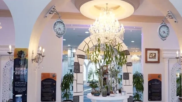 جامع عمرو بن الجموح في حي ابن خلدون (المريكبات) بمدينة الدمام، مسجد ديني اسلامي في المملكة العربية السعودية، حديقة طيور داخلية صغيرة، النجف والثريا المعلقة في السقف، النباتات الخضراء داخل المسجد، الديكور الداخلي على الطراز الاسلامي