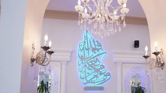 جامع عمرو بن الجموح في حي ابن خلدون (المريكبات) بمدينة الدمام، مسجد ديني اسلامي في المملكة العربية السعودية، حديقة طيور داخلية صغيرة، النجف والثريا المعلقة في السقف، النباتات الخضراء داخل المسجد، الديكور الداخلي على الطراز الاسلامي