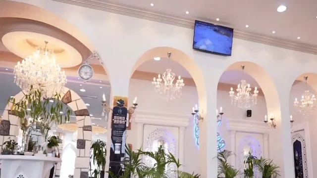 مسجد ديني اسلامي في المملكة العربية السعودية، مكان لاداء العبادة والتقرب لله تعالى، جامع عمرو بن الجموح في حي ابن خلدون (المريكبات) بمدينة الدمام، حديقة طيور داخلية صغيرة، الاهتمام بزراعة النباتات الخضراء في المسجد، الديكور الداخلي على الطراز الاسلامي