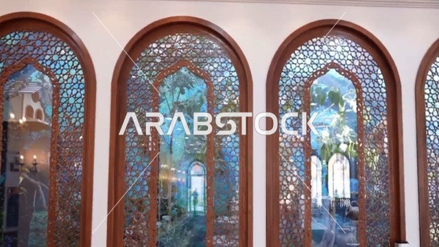 مسجد ديني اسلامي في المملكة العربية السعودية، مكان لاداء العبادة والتقرب لله تعالى، جامع عمرو بن الجموح في حي ابن خلدون (المريكبات) بمدينة الدمام، حديقة طيور داخلية صغيرة، الاهتمام بزراعة النباتات الخضراء في المسجد، الديكور الداخلي على الطراز الاسلامي