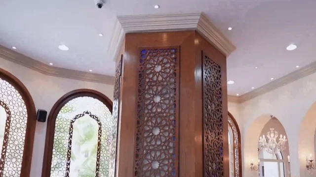 مسجد ديني اسلامي في المملكة العربية السعودية، مكان لاداء العبادة والتقرب لله تعالى، جامع عمرو بن الجموح في حي ابن خلدون (المريكبات) بمدينة الدمام، حديقة طيور داخلية صغيرة، الاهتمام بزراعة النباتات الخضراء في المسجد، الديكور الداخلي على الطراز الاسلامي