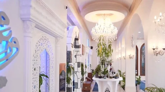 جامع عمرو بن الجموح في حي ابن خلدون (المريكبات) بمدينة الدمام، مسجد ديني اسلامي في المملكة العربية السعودية، حديقة طيور داخلية صغيرة، النجف والثريا المعلقة في السقف، النباتات الخضراء داخل المسجد، الديكور الداخلي على الطراز الاسلامي