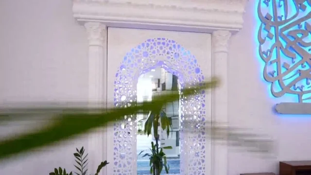 مسجد ديني اسلامي في المملكة العربية السعودية، مكان لاداء العبادة والتقرب لله تعالى، جامع عمرو بن الجموح في حي ابن خلدون (المريكبات) بمدينة الدمام، حديقة طيور داخلية صغيرة، الاهتمام بزراعة النباتات الخضراء في المسجد، الديكور الداخلي على الطراز الاسلامي