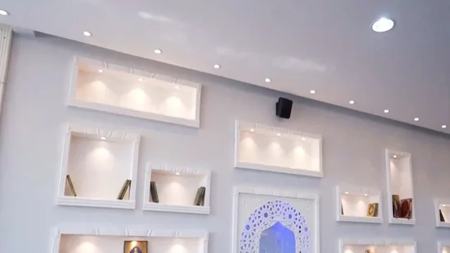 مسجد ديني اسلامي في المملكة العربية السعودية، مكان لاداء العبادة والتقرب لله تعالى، جامع عمرو بن الجموح في حي ابن خلدون (المريكبات) بمدينة الدمام، حديقة طيور داخلية صغيرة، الاهتمام بزراعة النباتات الخضراء في المسجد، الديكور الداخلي على الطراز الاسلامي