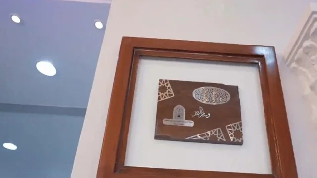 مسجد ديني اسلامي في المملكة العربية السعودية، مكان لاداء العبادة والتقرب لله تعالى، جامع عمرو بن الجموح في حي ابن خلدون (المريكبات) بمدينة الدمام، حديقة طيور داخلية صغيرة، الاهتمام بزراعة النباتات الخضراء في المسجد، الديكور الداخلي على الطراز الاسلامي