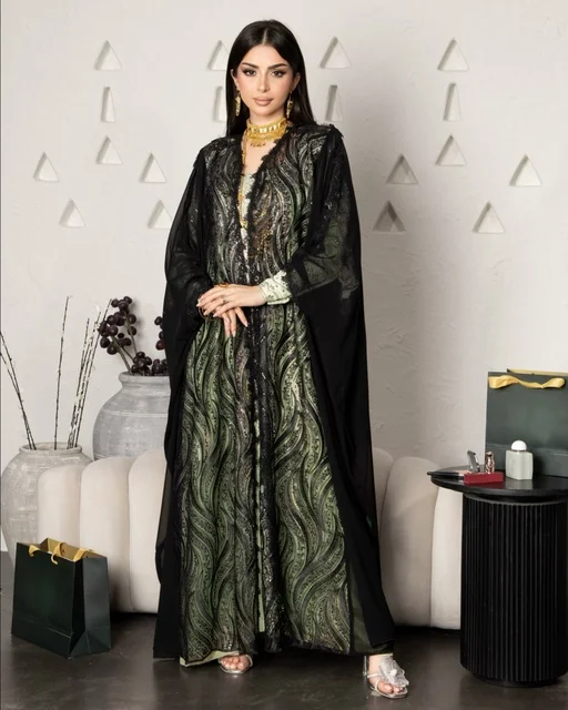 ازياء نسائية عصرية، مفهوم التجمل والاناقة والاهتمام بالمظهر الخارجي، سيدة عربية خليجية سعودية ترتددي عباءة سوداء مظرزة من الشيفون والدانتيل على الطراز العصري