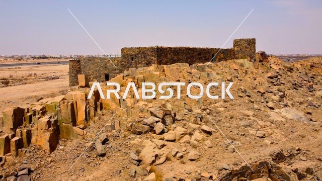 المعالم الأثرية التاريخية القديمة، التشكيلات و التكوينات الصخرية في وسط صحراء السعودية في وقت النهار، الأماكن السياحية في المناطق الصحراوية في المملكة، الاعشاب الجافة في المناطق الصحراوية