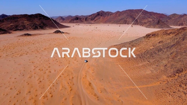 المعالم الأثرية التاريخية القديمة، التشكيلات و التكوينات الصخرية في وسط صحراء السعودية في وقت النهار، الأماكن السياحية في المناطق الصحراوية في المملكة، الاعشاب الجافة في المناطق الصحراوية