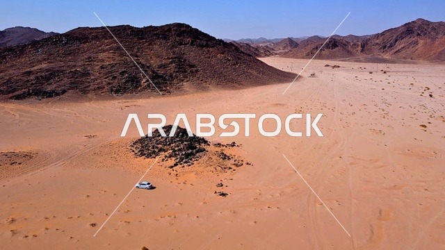 المعالم الأثرية التاريخية القديمة، التشكيلات و التكوينات الصخرية في وسط صحراء السعودية في وقت النهار، الأماكن السياحية في المناطق الصحراوية في المملكة، الاعشاب الجافة في المناطق الصحراوية