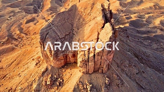 المعالم الأثرية التاريخية القديمة، التشكيلات و التكوينات الصخرية في وسط صحراء السعودية في وقت النهار، الأماكن السياحية في المناطق الصحراوية في المملكة، الاعشاب الجافة في المناطق الصحراوية