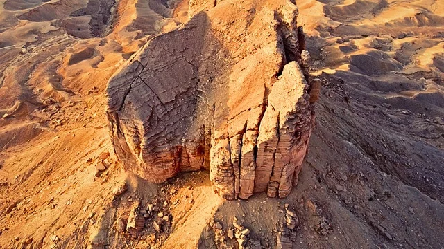 المعالم الأثرية التاريخية القديمة، التشكيلات و التكوينات الصخرية في وسط صحراء السعودية في وقت النهار، الأماكن السياحية في المناطق الصحراوية في المملكة، الاعشاب الجافة في المناطق الصحراوية