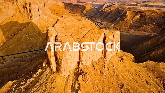 المعالم الأثرية التاريخية القديمة، التشكيلات و التكوينات الصخرية في وسط صحراء السعودية في وقت النهار، الأماكن السياحية في المناطق الصحراوية في المملكة، الاعشاب الجافة في المناطق الصحراوية