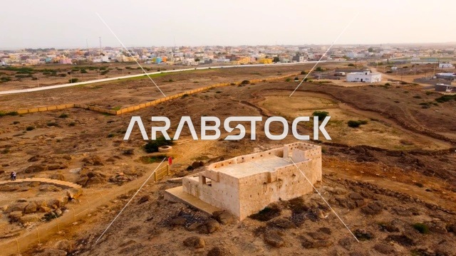 المعالم الأثرية التاريخية القديمة، التشكيلات و التكوينات الصخرية في وسط صحراء السعودية في وقت النهار، الأماكن السياحية في المناطق الصحراوية في المملكة، الاعشاب الجافة في المناطق الصحراوية