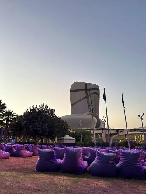 فعاليات مهرجان تلال العجائب بمدينة الجبيل الصناعية بالمنطقة الشرقية، دمج التقنيات الضوئية المتقدمة في المشهد الحضري بمركز الملك عبدالعزيز للثقافة العالمية (إثراء)، إدارة الجودة البصرية للواجهات الليلية، المسطحات المائية والساحات العامة، تخطيط وتنسيق المرافق الثقافية والمعمارية