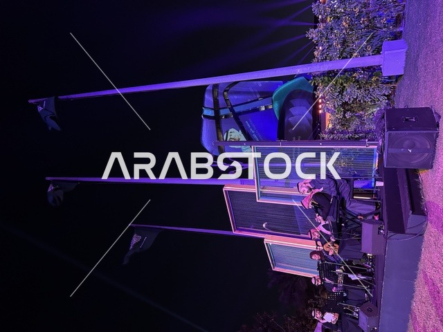 فرقة موسيقية خليجية فى فعاليات مهرجان تلال العجائب 2025 بمدينة الجبيل الصناعية بالمنطقة الشرقية،  تشغيل المنصات المسرحية الخارجية في المناسبات الليلية، تنسيق المعدات الصوتية والإضاءة ، العروض المسرحية في الفضاءات المفتوحة