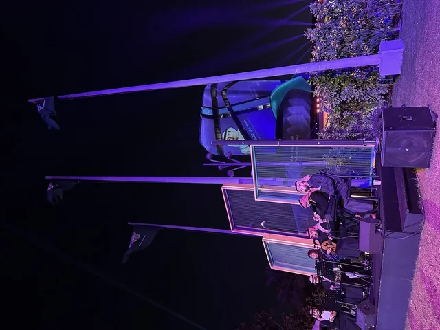 فرقة موسيقية خليجية فى فعاليات مهرجان تلال العجائب 2025 بمدينة الجبيل الصناعية بالمنطقة الشرقية،  تشغيل المنصات المسرحية الخارجية في المناسبات الليلية، تنسيق المعدات الصوتية والإضاءة ، العروض المسرحية في الفضاءات المفتوحة