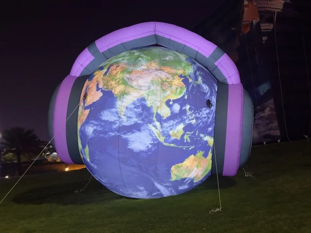 المجسمات المضيئة فى مهرجان تلال العجائب 2025 بمدينة الجبيل الصناعية بالمنطقة الشرقية ، عروض ضوئية مبتكرة للعائلات والزوار، فعاليات ترفيهية وتعليمية متنوعة