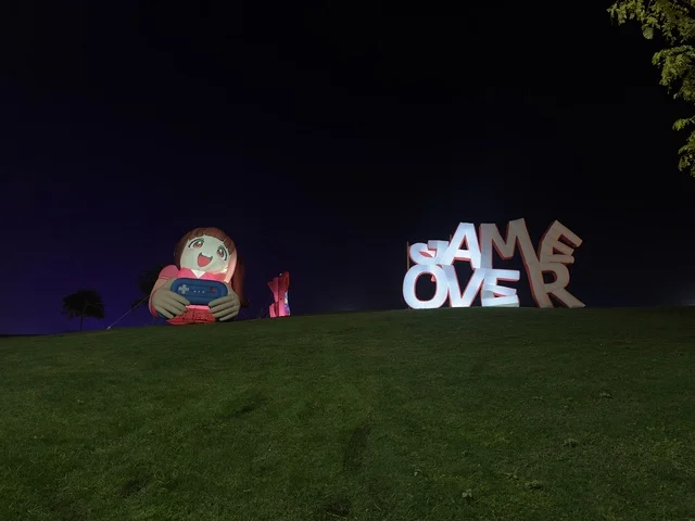 المجسمات المضيئة فى مهرجان تلال العجائب 2025 بمدينة الجبيل الصناعية بالمنطقة الشرقية ، عروض ضوئية مبتكرة للعائلات والزوار، فعاليات ترفيهية وتعليمية متنوعة