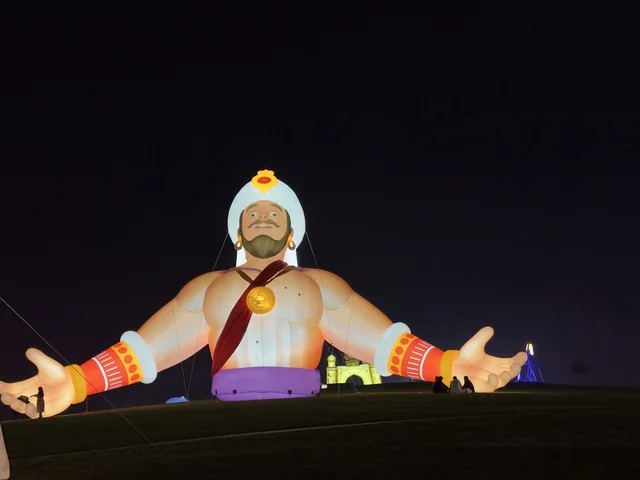 المجسمات المضيئة فى مهرجان تلال العجائب 2025 بمدينة الجبيل الصناعية بالمنطقة الشرقية ، عروض ضوئية مبتكرة للعائلات والزوار، فعاليات ترفيهية وتعليمية متنوعة