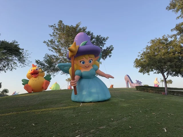 وجهة سياحية للعائلات والزوار، عروض تفاعلية ضوئية مبتكرة للعائلات والزوار، المجسمات المضيئة فى فعاليات مهرجان تلال العجائب 2025 بمدينة الجبيل الصناعية بالمنطقة الشرقية ، فعاليات ترفيهية وتعليمية متنوعة