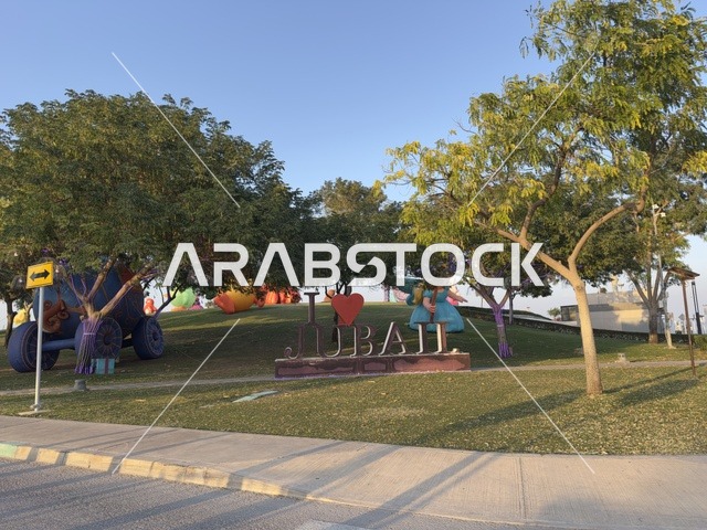 فعاليات ترفيهية وتعليمية متنوعة ، وجهة سياحية للعائلات والزوار، عروض تفاعلية ضوئية مبتكرة للعائلات والزوار، المجسمات المضيئة فى فعاليات مهرجان تلال العجائب 2025 بمدينة الجبيل الصناعية بالمنطقة الشرقية