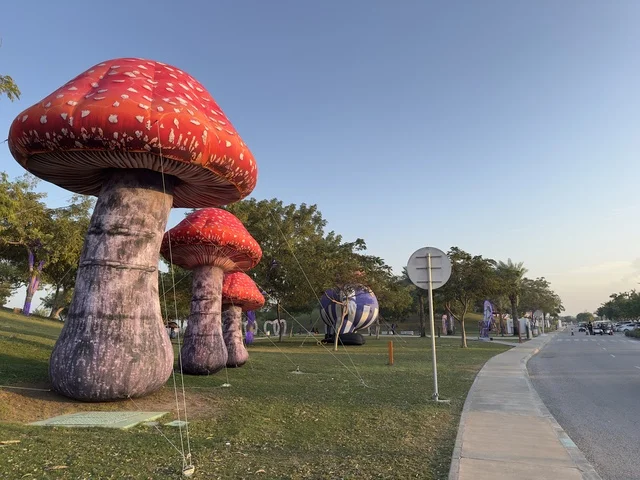 عروض تفاعلية ضوئية مبتكرة للعائلات والزوار، فعاليات ترفيهية وتعليمية متنوعة ، المجسمات المضيئة فى فعاليات مهرجان تلال العجائب 2025 بمدينة الجبيل الصناعية بالمنطقة الشرقية ،  وجهة سياحية للعائلات والزوار