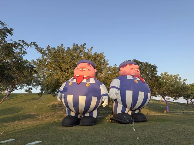 عروض تفاعلية ضوئية مبتكرة للعائلات والزوار، فعاليات ترفيهية وتعليمية متنوعة ، المجسمات المضيئة فى فعاليات مهرجان تلال العجائب 2025 بمدينة الجبيل الصناعية بالمنطقة الشرقية ،  وجهة سياحية للعائلات والزوار