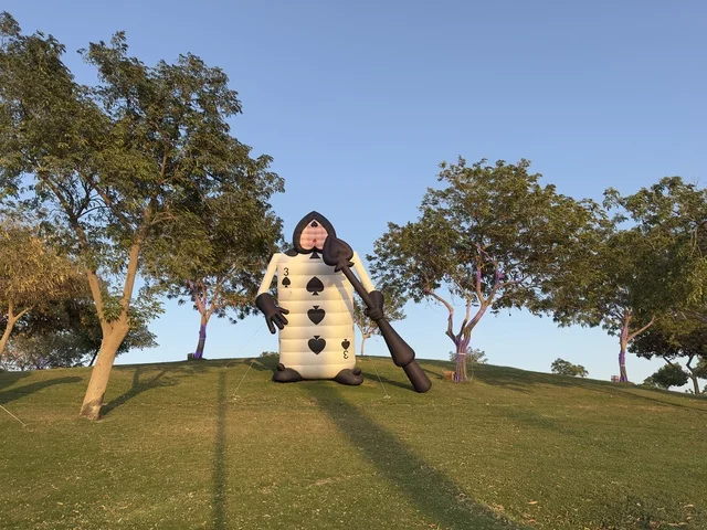 وجهة سياحية للعائلات والزوار، عروض تفاعلية ضوئية مبتكرة للعائلات والزوار، فعاليات ترفيهية وتعليمية متنوعة ، المجسمات المضيئة فى فعاليات مهرجان تلال العجائب 2025 بمدينة الجبيل الصناعية بالمنطقة الشرقية