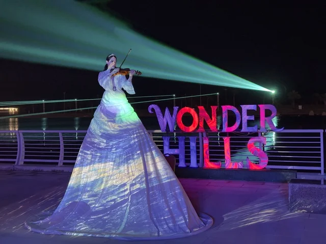 عازفة كمان بإطلالة فنية متحركة ، عروض تفاعلية ضوئية مبتكرة للعائلات والزوار، أنشطة ترفيهية وتعليمية متنوعة ، فعاليات مهرجان تلال العجائب 2025 بمدينة الجبيل الصناعية بالمنطقة الشرقية ،  وجهة سياحية للعائلات والزوار